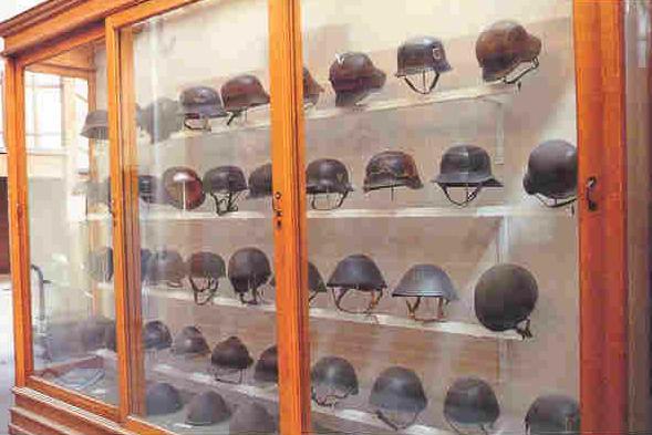 鋼盔櫥窗，圖中以德製鋼盔為主，其中也有外型鍋蓋的東德軍鋼盔。